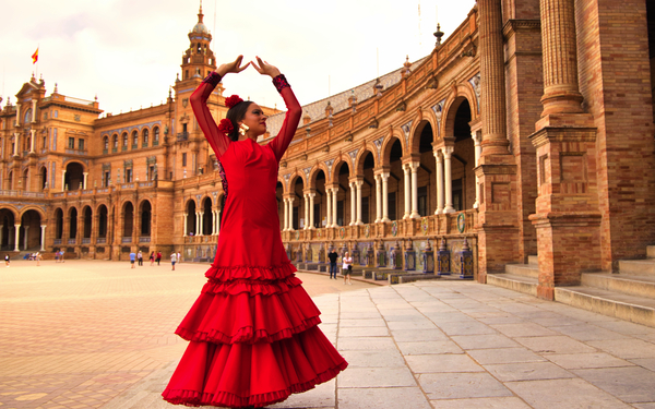 junge Frau tanzt Flamenco auf einem Platz in Sevilla, Spanien